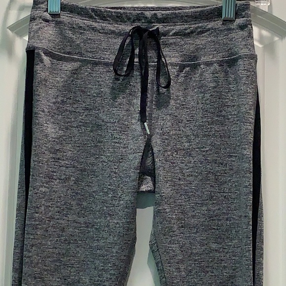 FOREVER 21 SIZE XS LEGGINGS - Picture 2 of 11